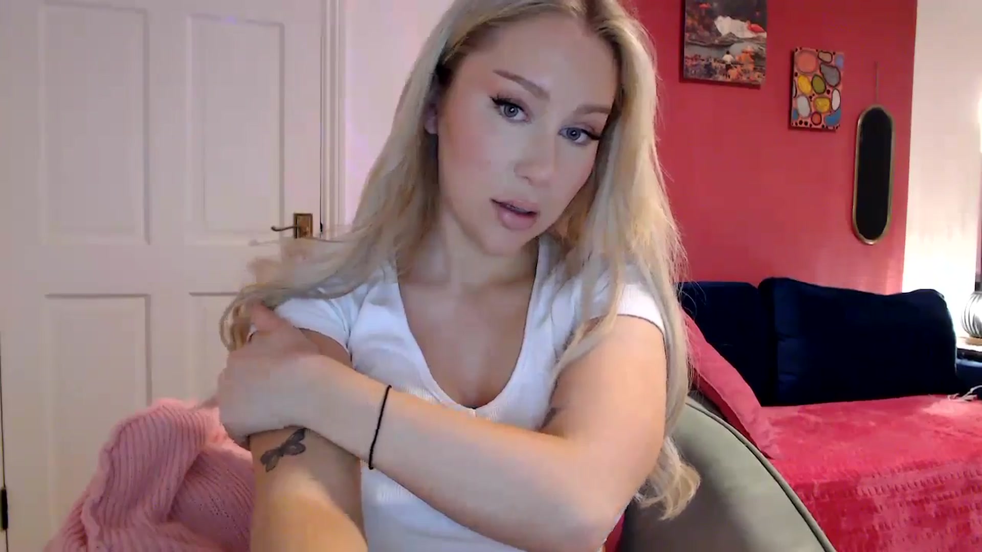 Gallery image thumbnail from PetiteAvax's myfreecams stream on, 05/16/2024, 20:25 image 20 of 20