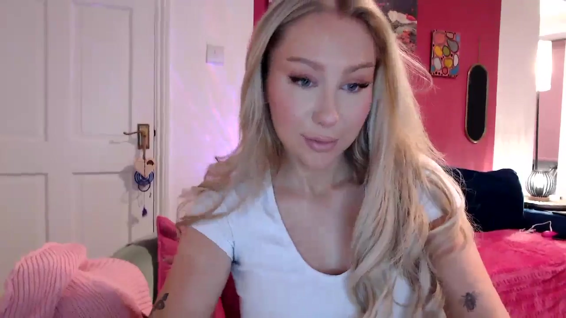 Gallery image thumbnail from PetiteAvax's myfreecams stream on, 05/16/2024, 20:25 image 18 of 20
