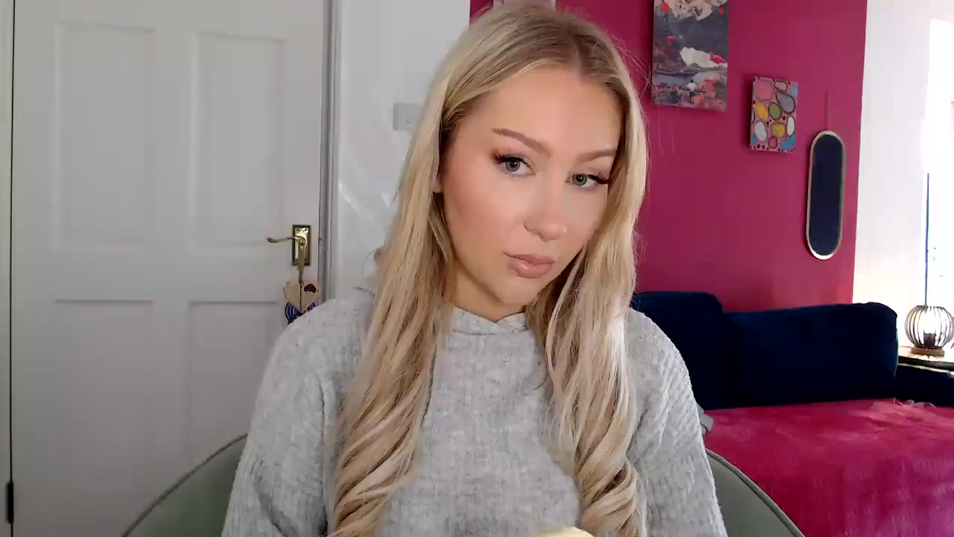 Gallery image thumbnail from PetiteAvax's myfreecams stream on, 05/17/2024, 13:33 image 3 of 20