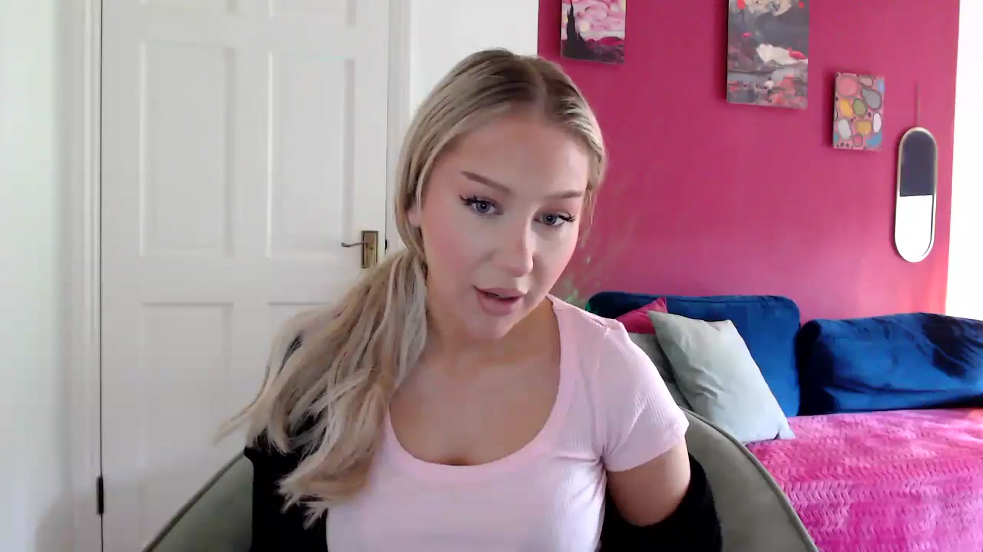 Gallery image thumbnail from PetiteAvax's myfreecams stream on, 05/18/2024, 12:00 image 6 of 20