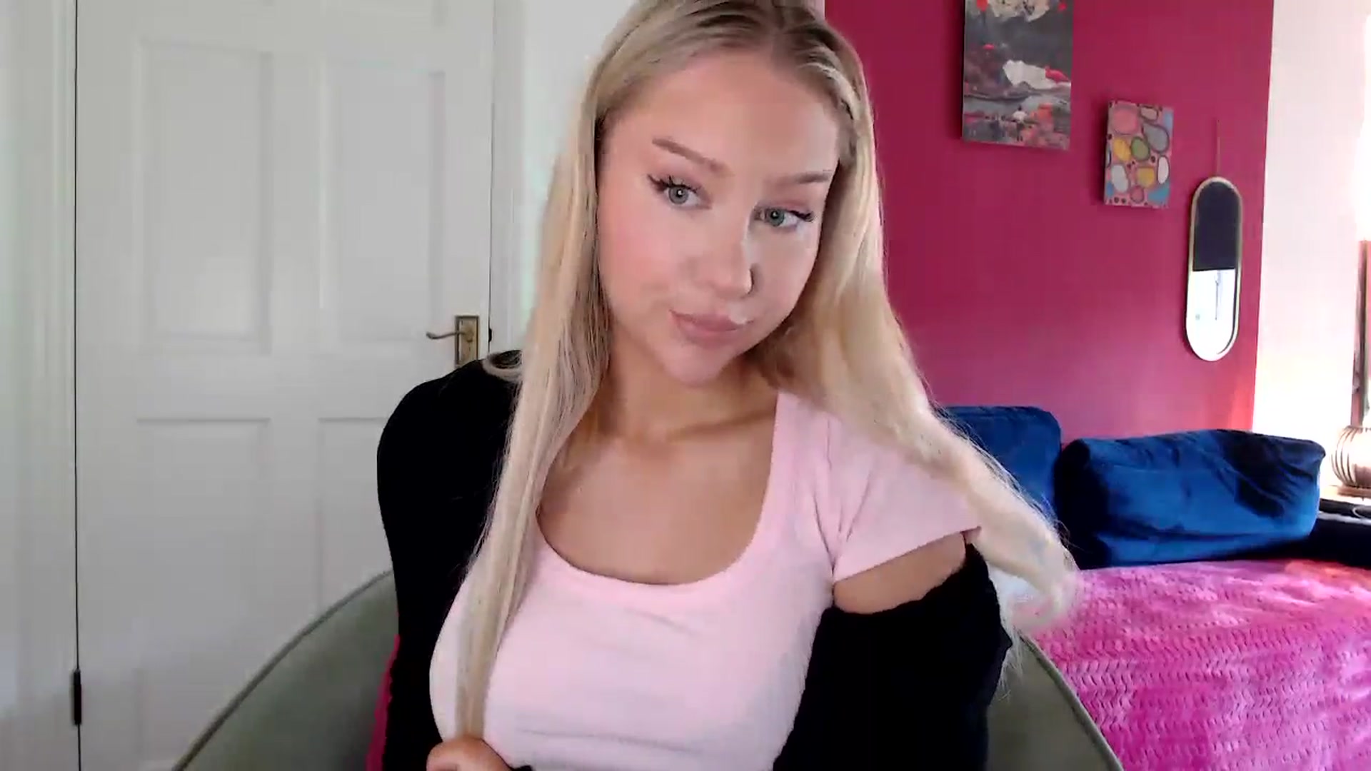 Gallery image thumbnail from PetiteAvax's myfreecams stream on, 05/18/2024, 12:00 image 2 of 20