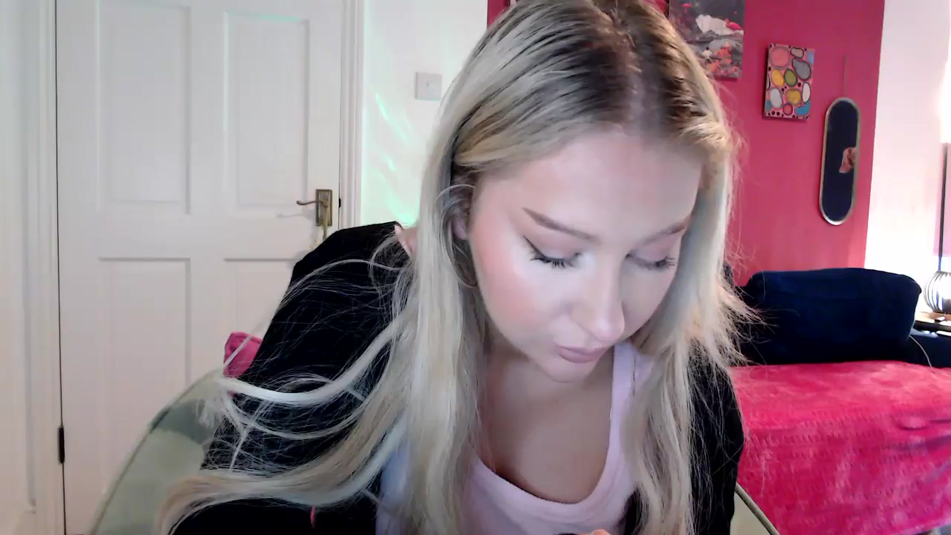Gallery image thumbnail from PetiteAvax's myfreecams stream on, 05/18/2024, 17:50 image 1 of 20