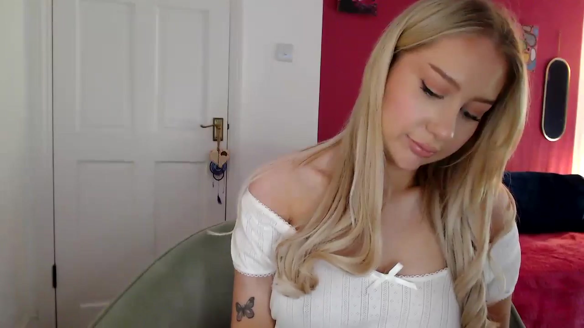 Gallery image thumbnail from PetiteAvax's myfreecams stream on, 05/25/2024, 17:36 image 19 of 20