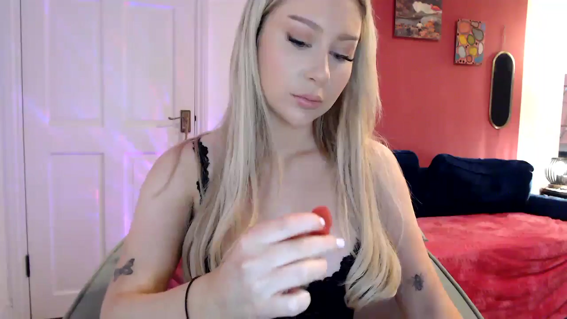Gallery image thumbnail from PetiteAvax's myfreecams stream on, 05/30/2024, 21:02 image 10 of 20