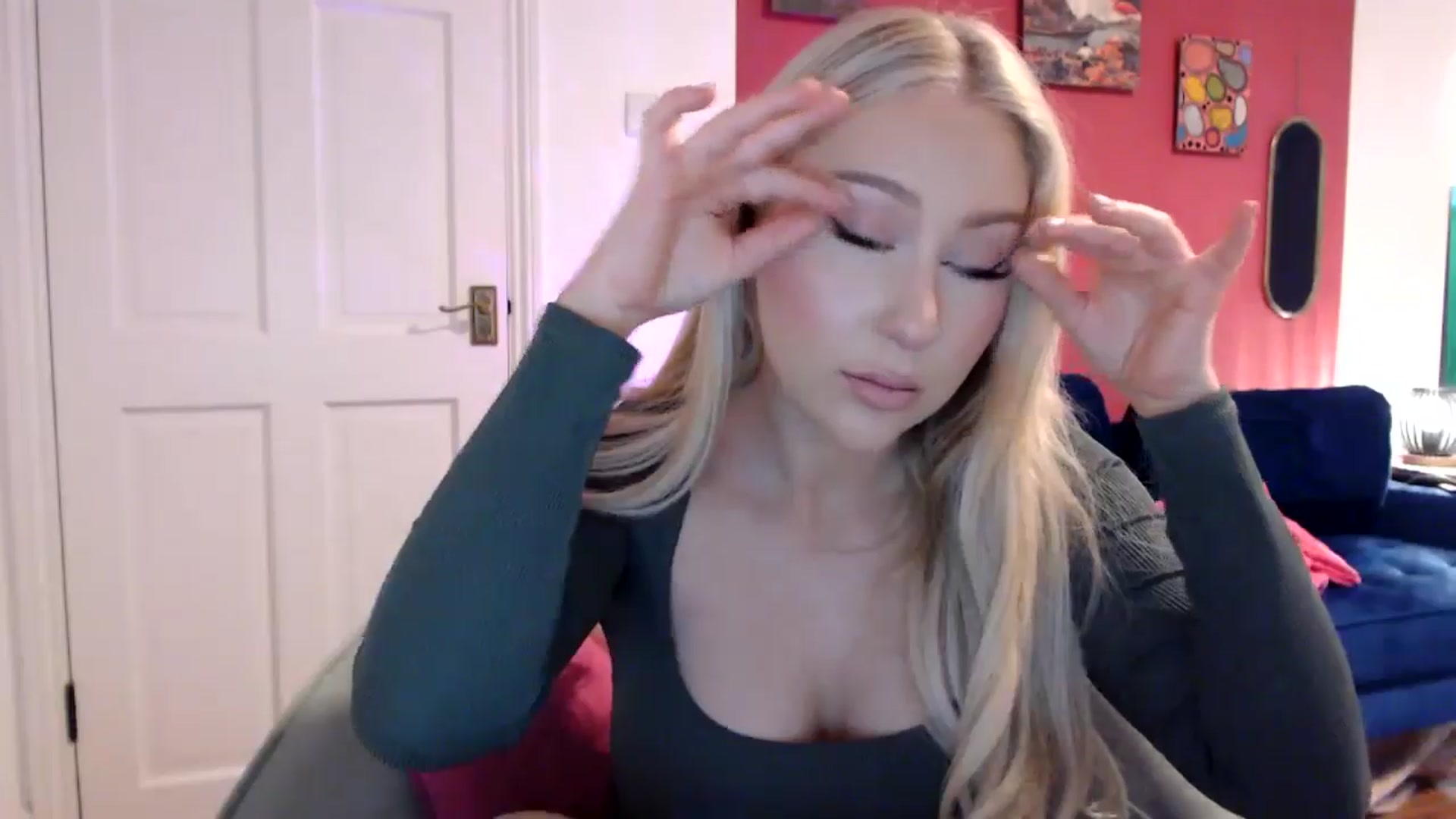 Gallery image thumbnail from PetiteAvax's myfreecams stream on, 06/03/2024, 19:33 image 17 of 20