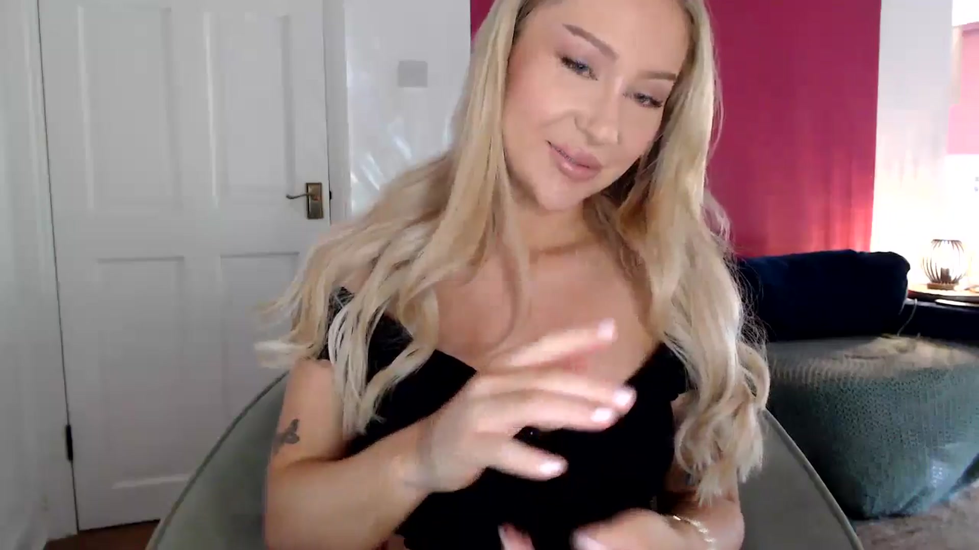 Gallery image thumbnail from PetiteAvax's myfreecams stream on, 06/12/2024, 12:35 image 15 of 20