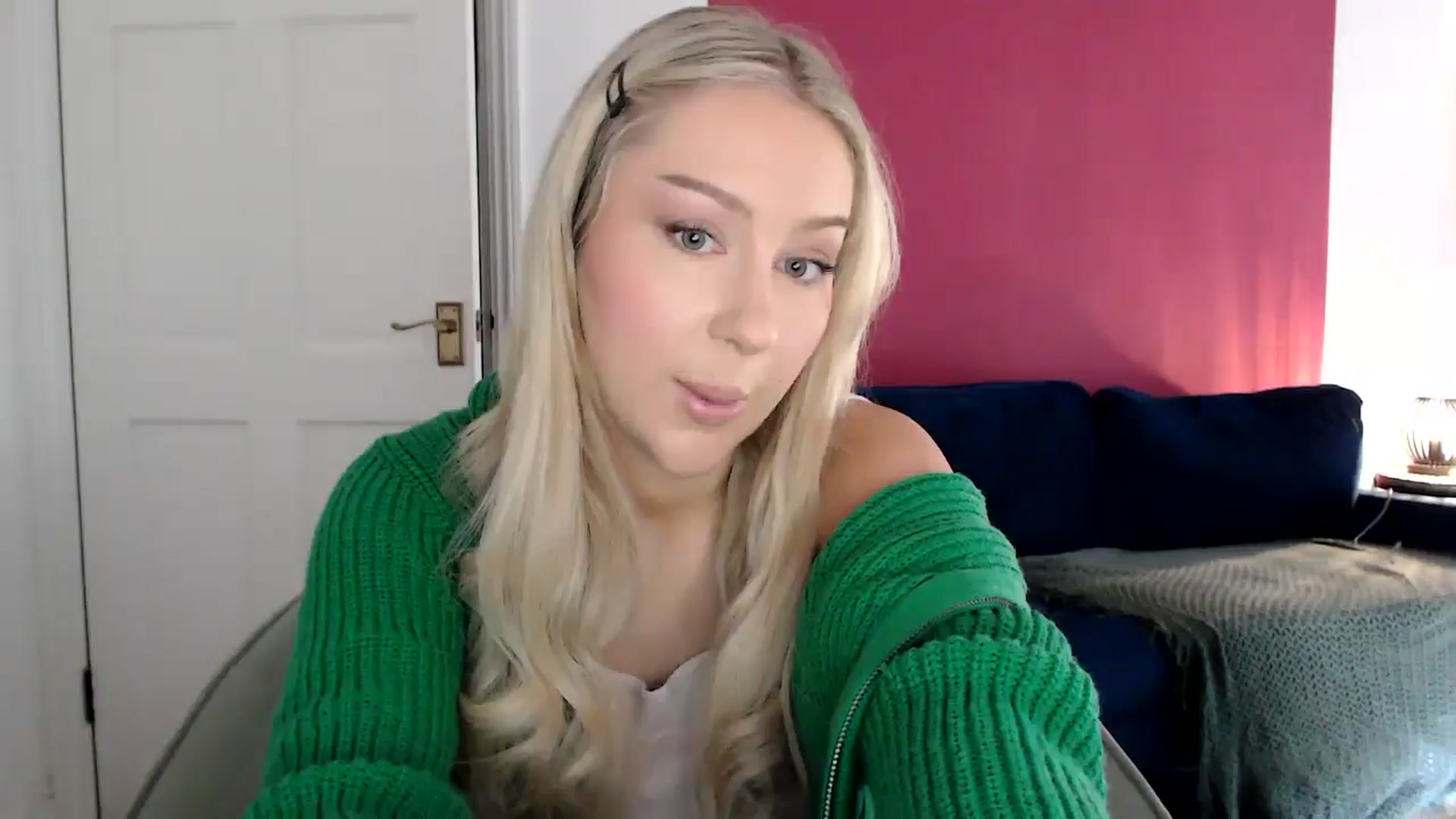 Gallery image thumbnail from PetiteAvax's myfreecams stream on, 06/12/2024, 13:27 image 14 of 20
