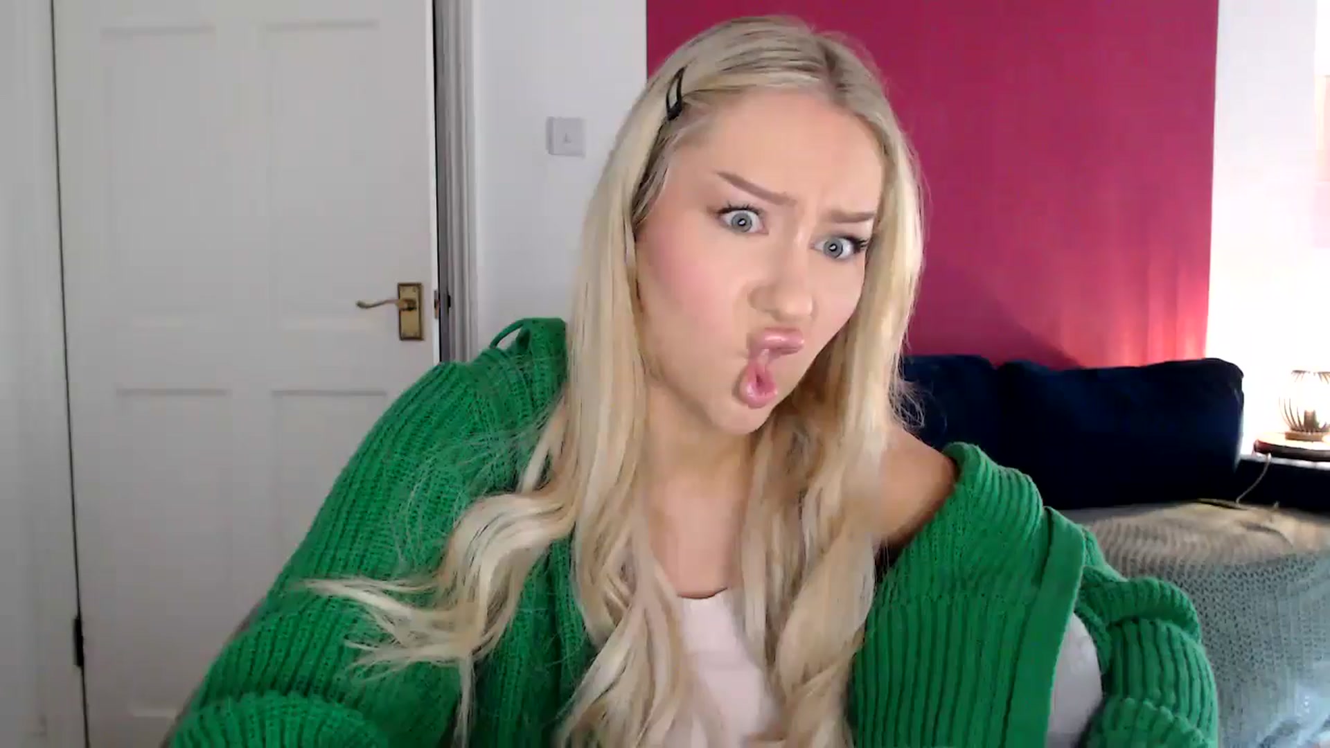 Gallery image thumbnail from PetiteAvax's myfreecams stream on, 06/12/2024, 13:27 image 6 of 20