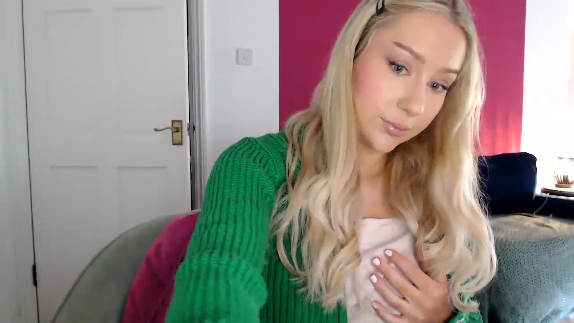 Gallery image thumbnail from PetiteAvax's myfreecams stream on, 06/12/2024, 13:27 image 12 of 20