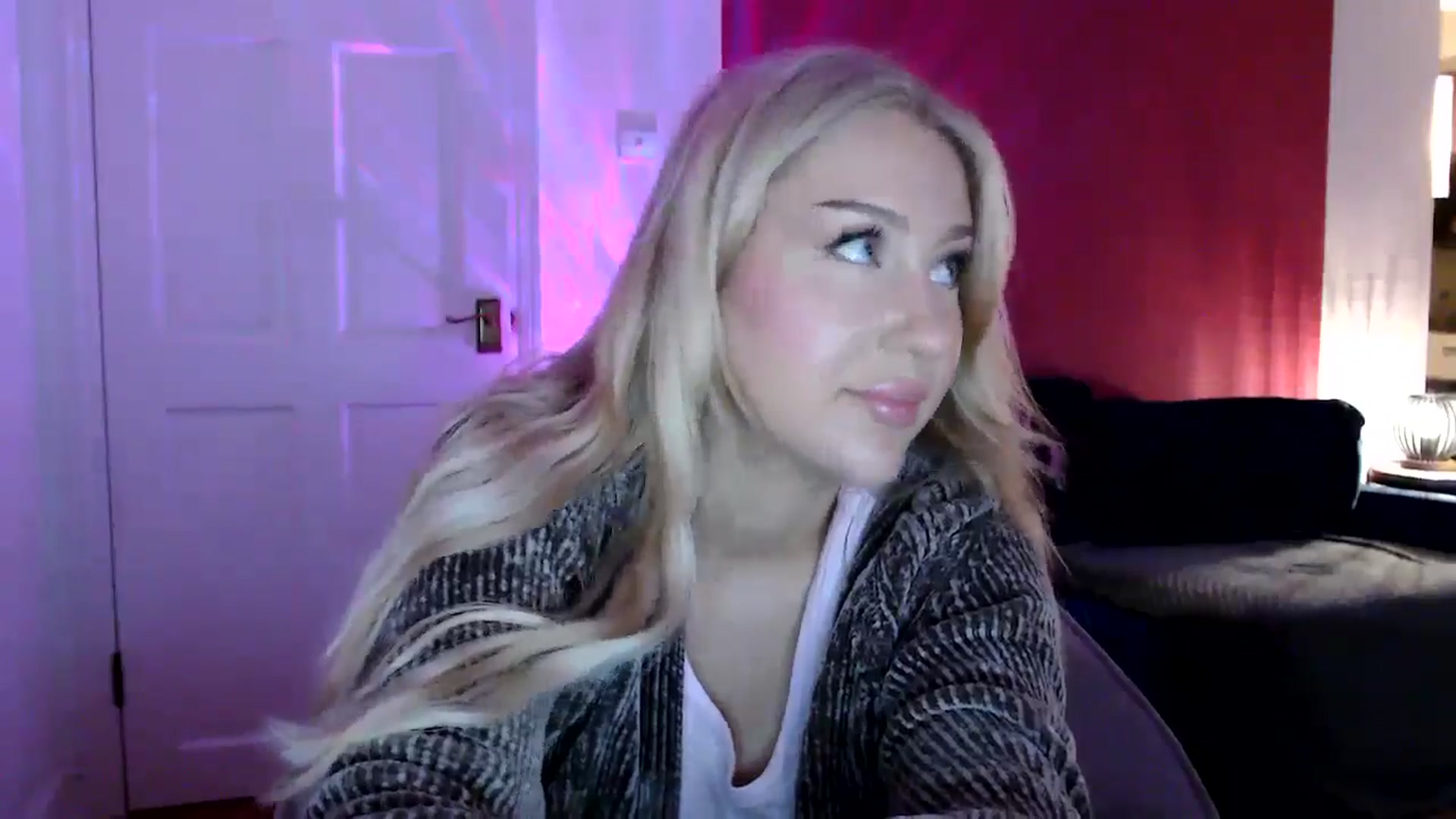 Gallery image thumbnail from PetiteAvax's myfreecams stream on, 06/13/2024, 20:46 image 16 of 20