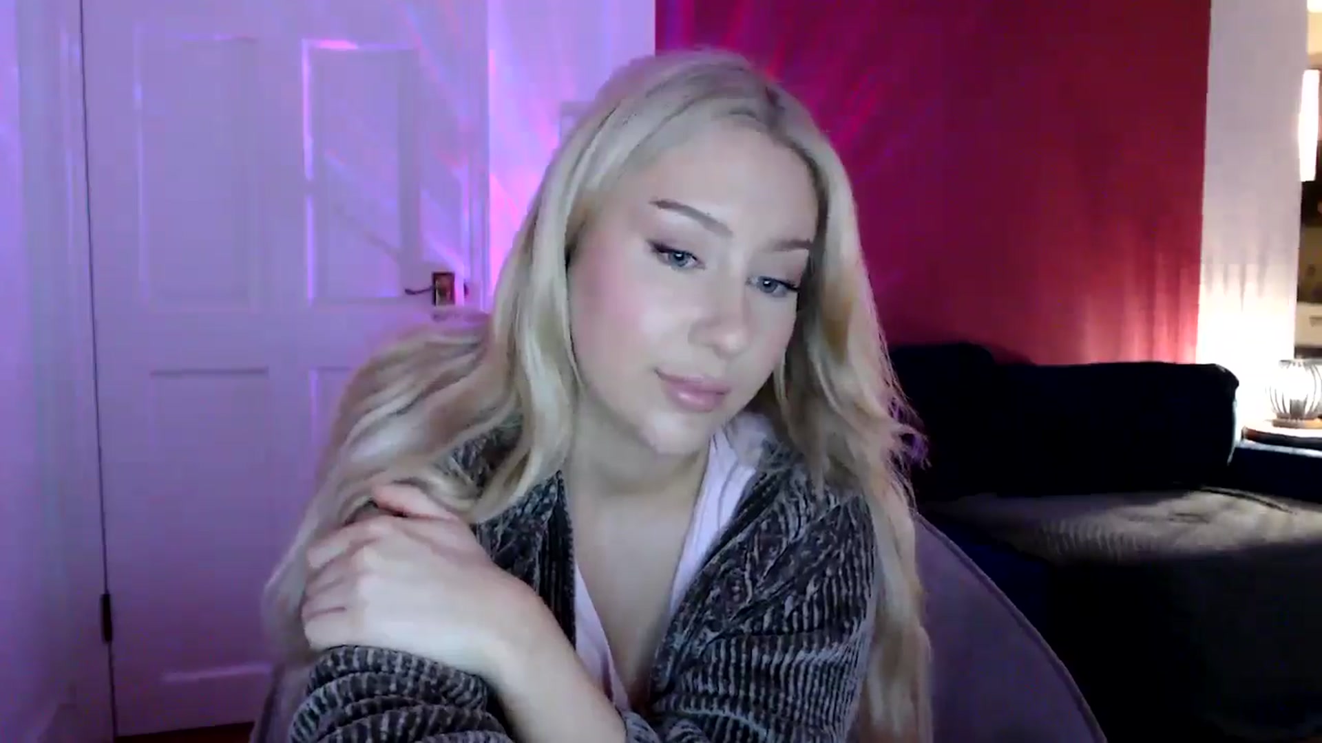 Gallery image thumbnail from PetiteAvax's myfreecams stream on, 06/13/2024, 20:46 image 15 of 20