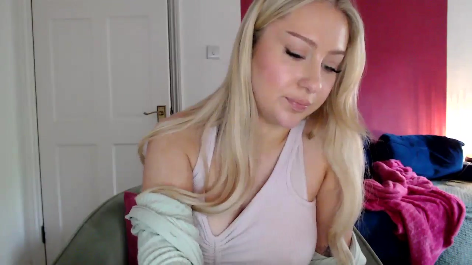 Gallery image thumbnail from PetiteAvax's myfreecams stream on, 06/14/2024, 18:39 image 16 of 20