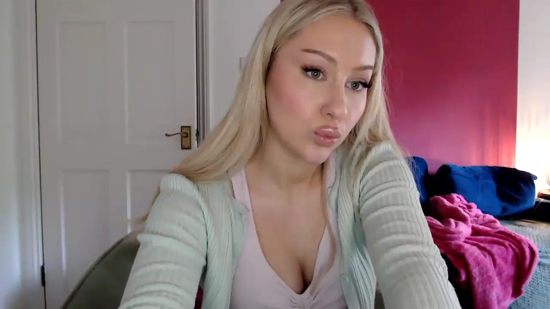 Gallery image thumbnail from PetiteAvax's myfreecams stream on, 06/14/2024, 18:39 image 1 of 20
