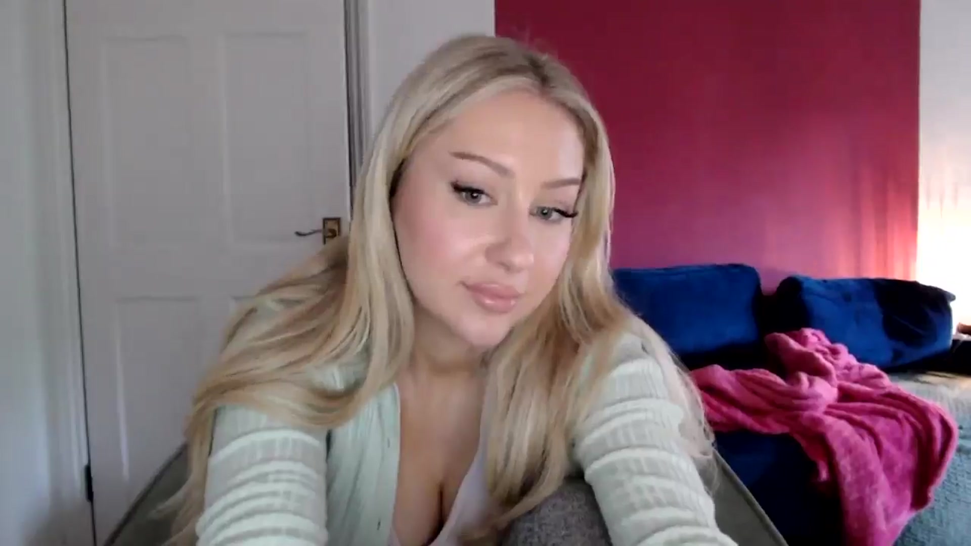 Gallery image thumbnail from PetiteAvax's myfreecams stream on, 06/14/2024, 18:39 image 12 of 20