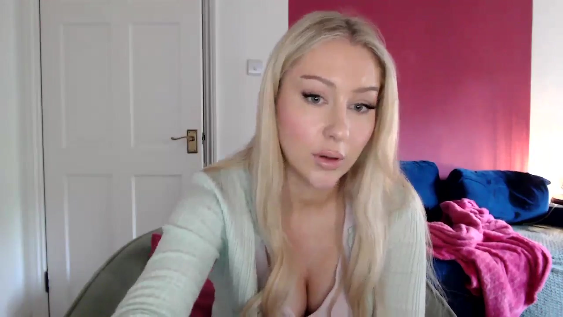 Gallery image thumbnail from PetiteAvax's myfreecams stream on, 06/14/2024, 18:39 image 4 of 20