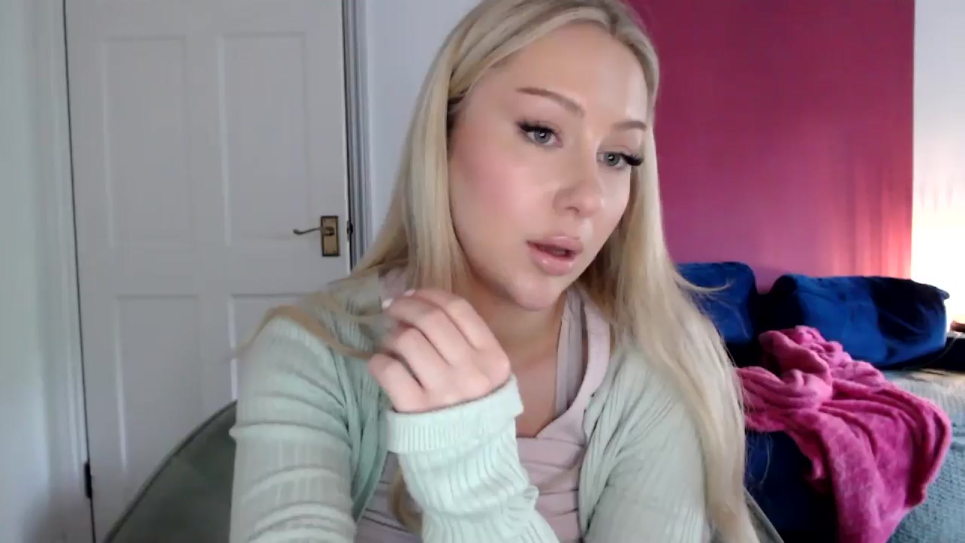 Gallery image thumbnail from PetiteAvax's myfreecams stream on, 06/14/2024, 18:39 image 9 of 20