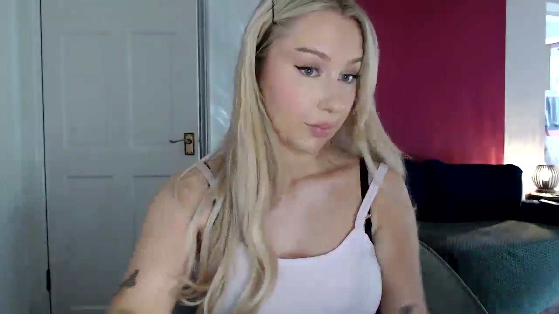 Gallery image thumbnail from PetiteAvax's myfreecams stream on, 06/19/2024, 12:30 image 12 of 20