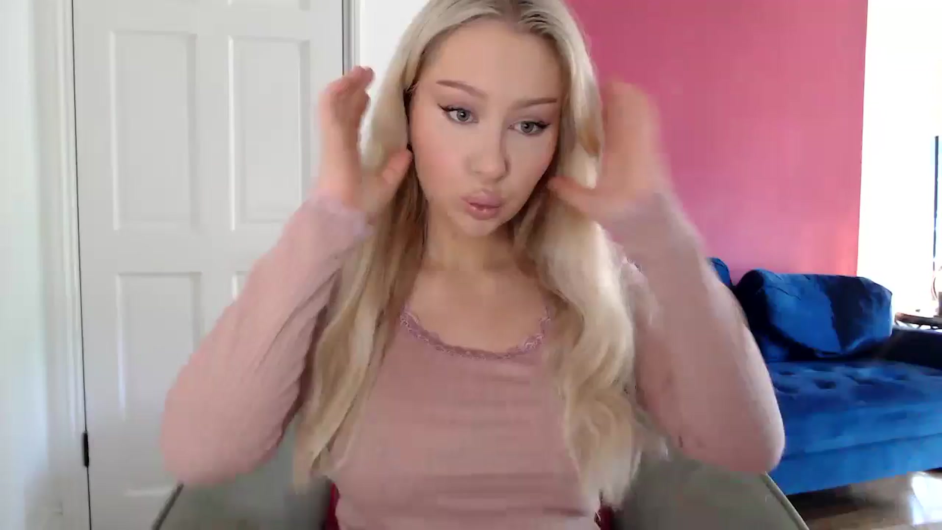 Gallery image thumbnail from PetiteAvax's myfreecams stream on, 06/27/2024, 09:48 image 4 of 20