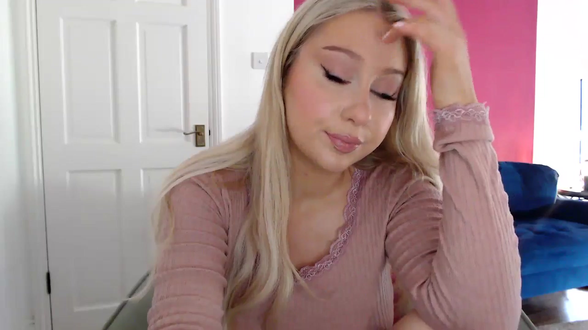Gallery image thumbnail from PetiteAvax's myfreecams stream on, 06/27/2024, 10:51 image 5 of 20