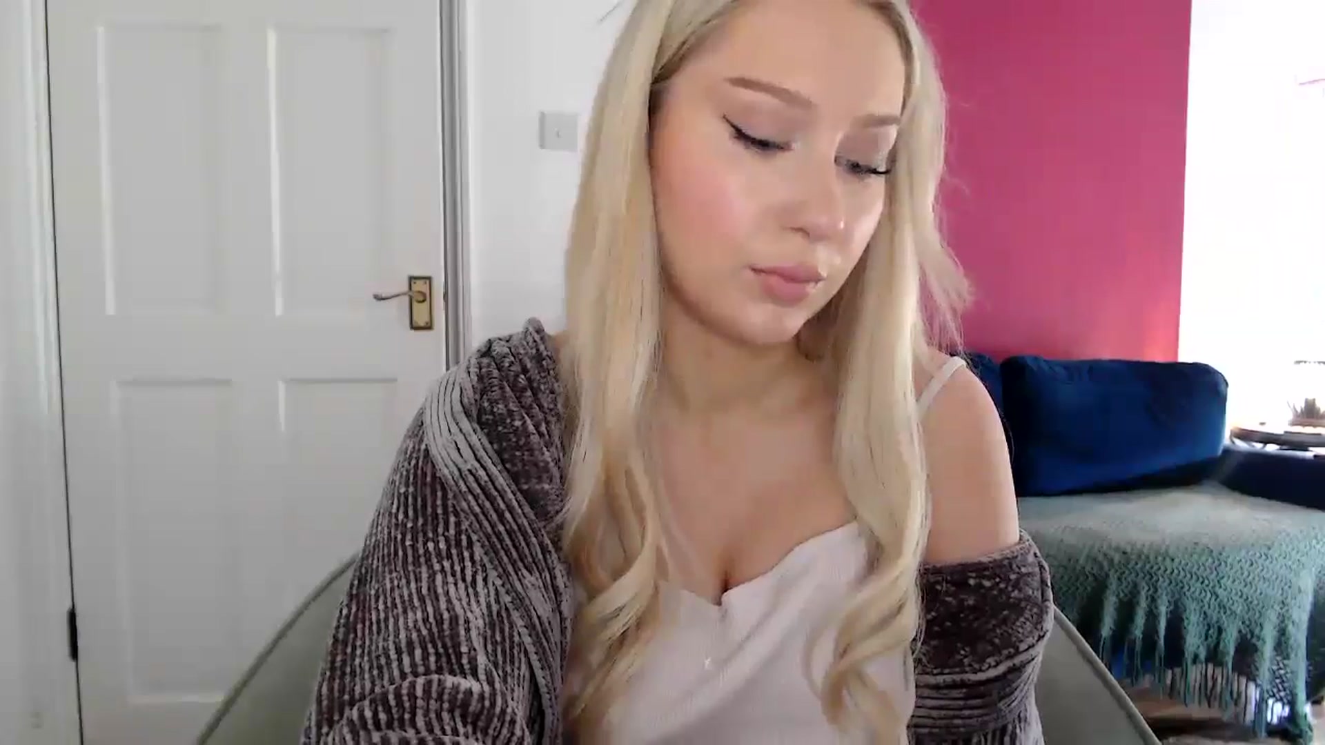 Gallery image thumbnail from PetiteAvax's myfreecams stream on, 06/27/2024, 13:45 image 12 of 20