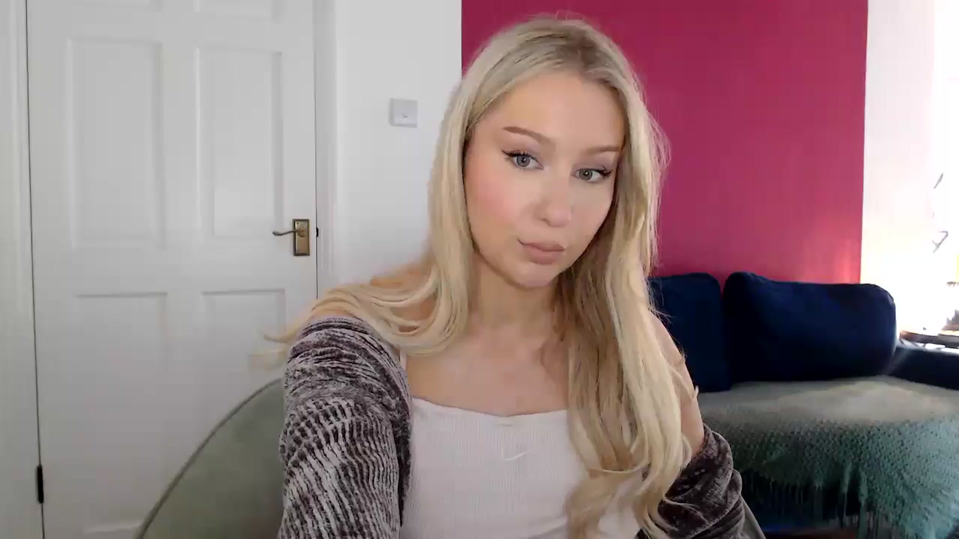 Gallery image thumbnail from PetiteAvax's myfreecams stream on, 06/27/2024, 16:40 image 2 of 20
