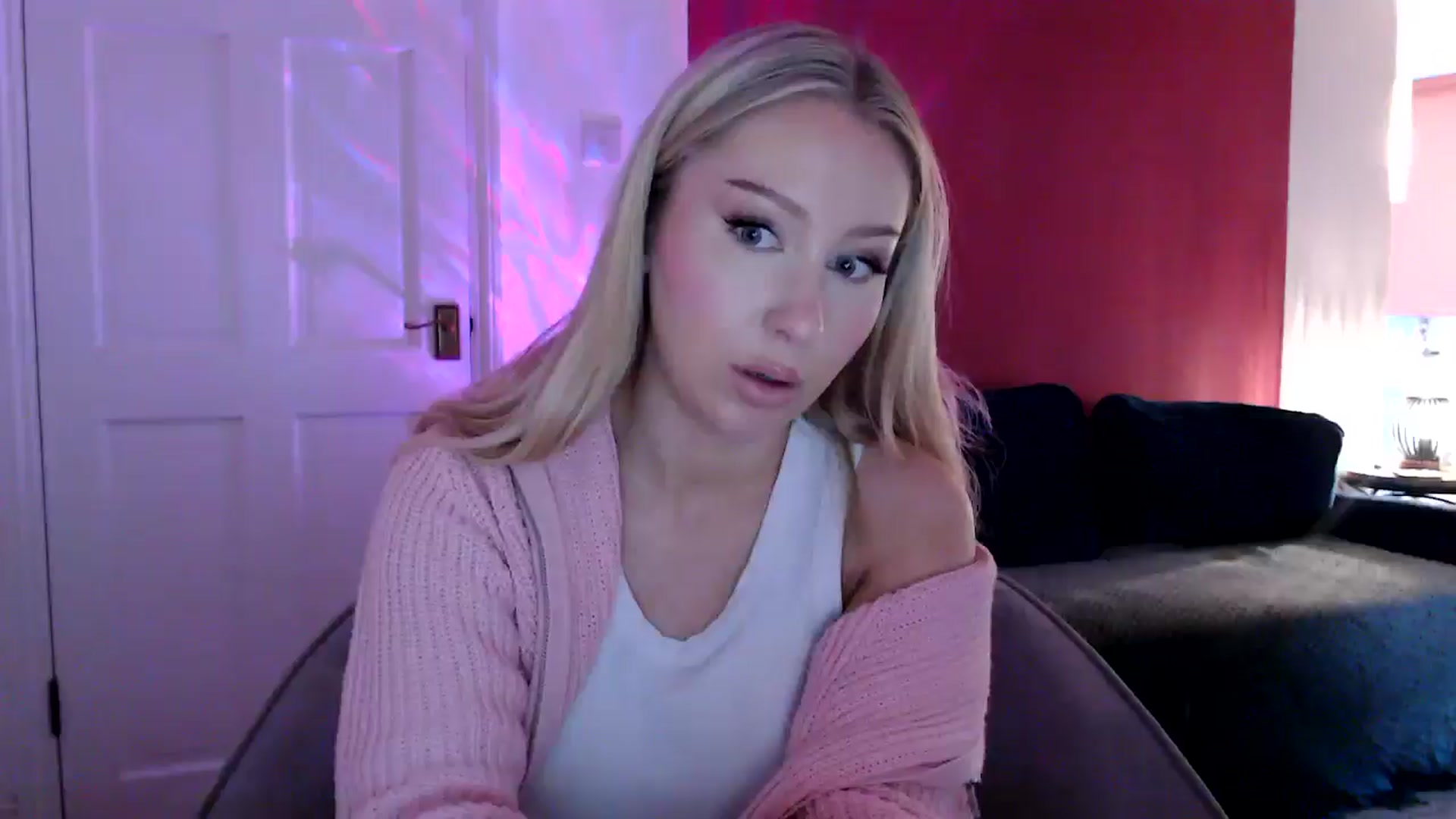 Gallery image thumbnail from PetiteAvax's myfreecams stream on, 06/28/2024, 19:23 image 10 of 20