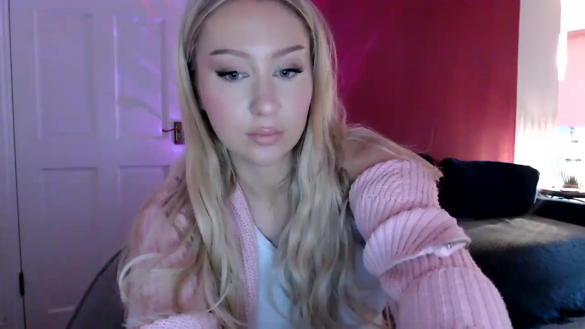 Gallery image thumbnail from PetiteAvax's myfreecams stream on, 06/28/2024, 19:23 image 12 of 20