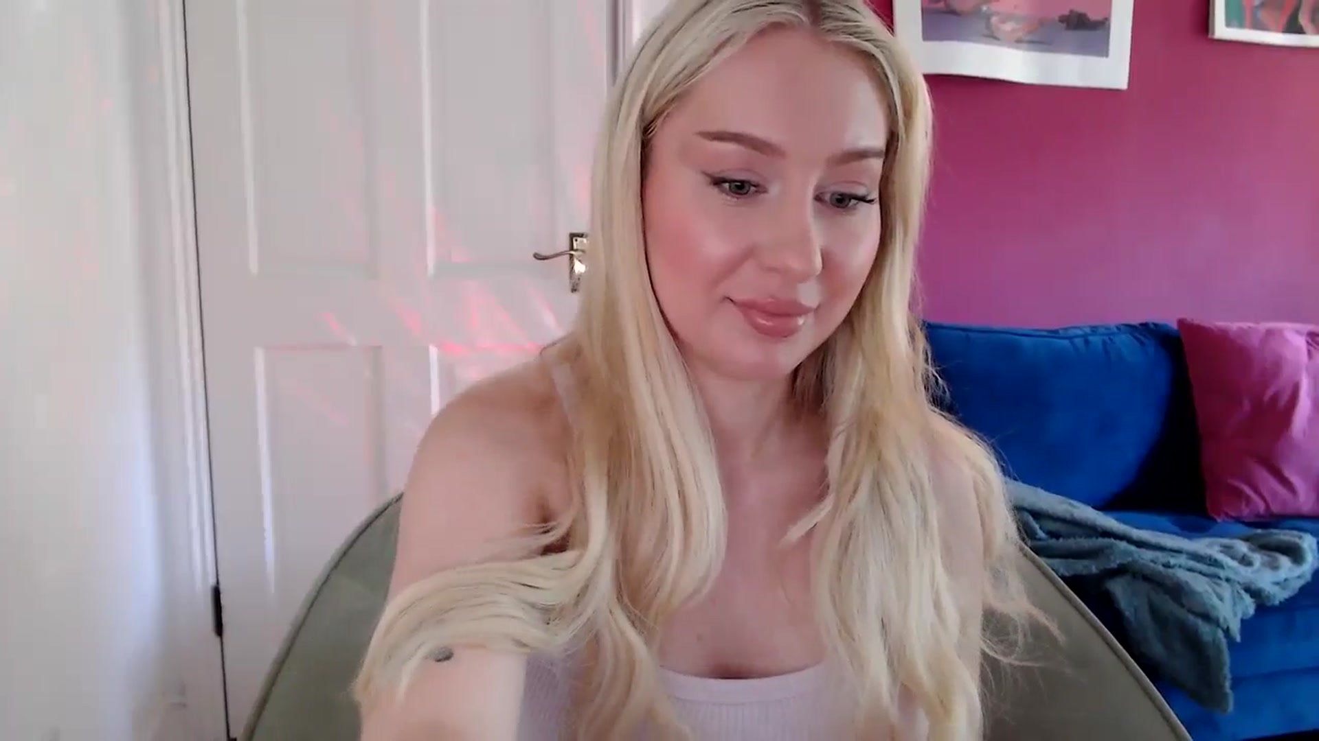 Gallery image thumbnail from PetiteAvax's myfreecams stream on, 08/10/2024, 10:28 image 13 of 20
