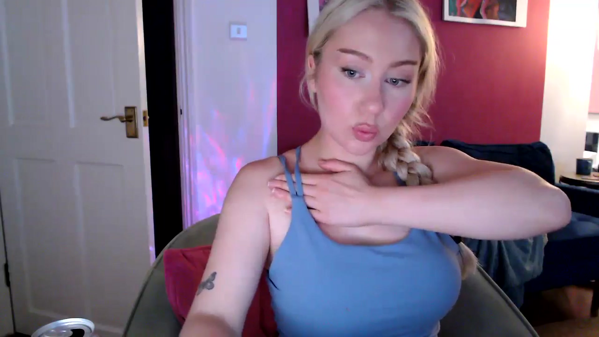 Gallery image thumbnail from PetiteAvax's myfreecams stream on, 08/18/2024, 19:38 image 17 of 20