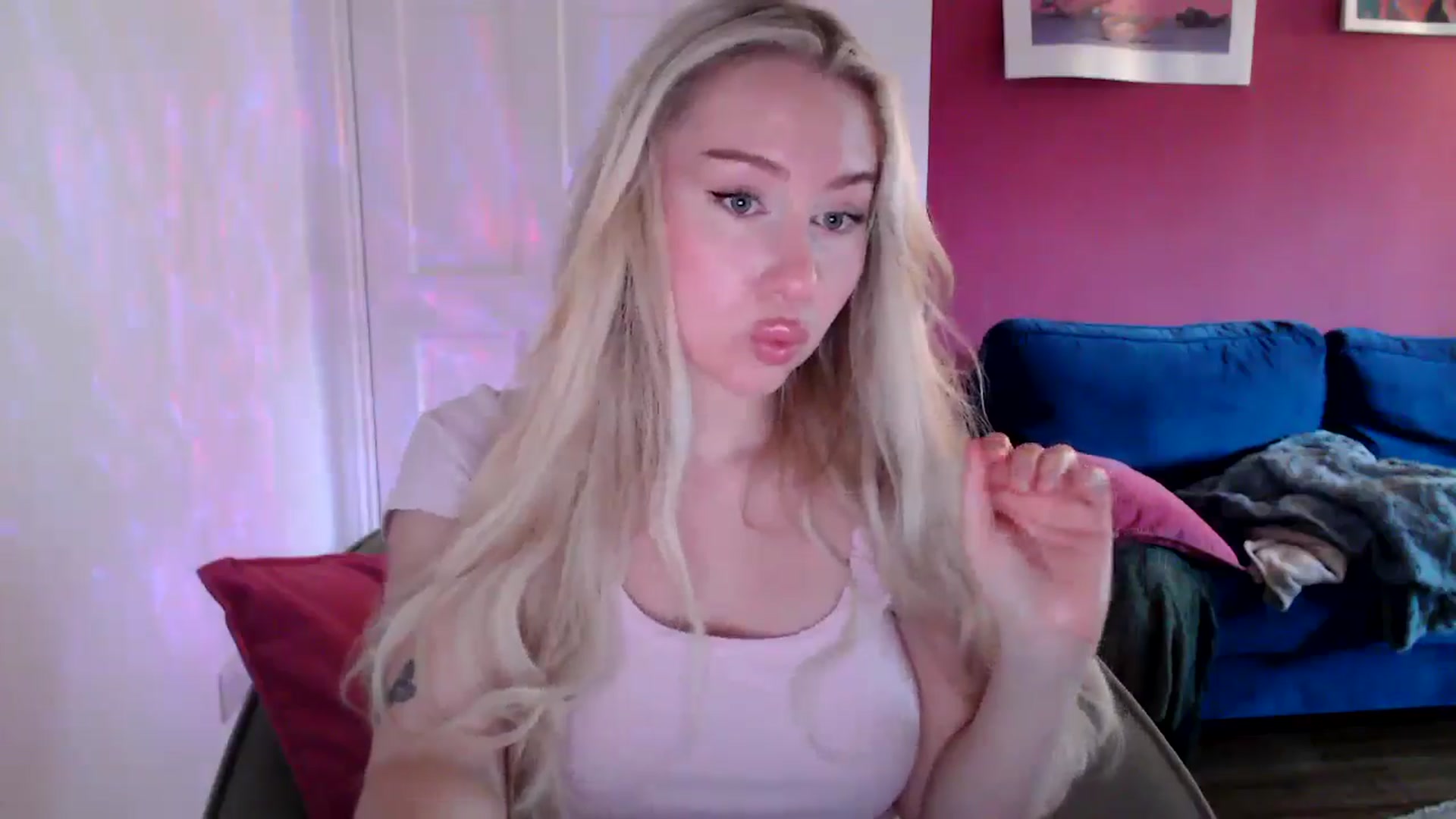 Gallery image thumbnail from PetiteAvax's myfreecams stream on, 08/27/2024, 19:18 image 2 of 20