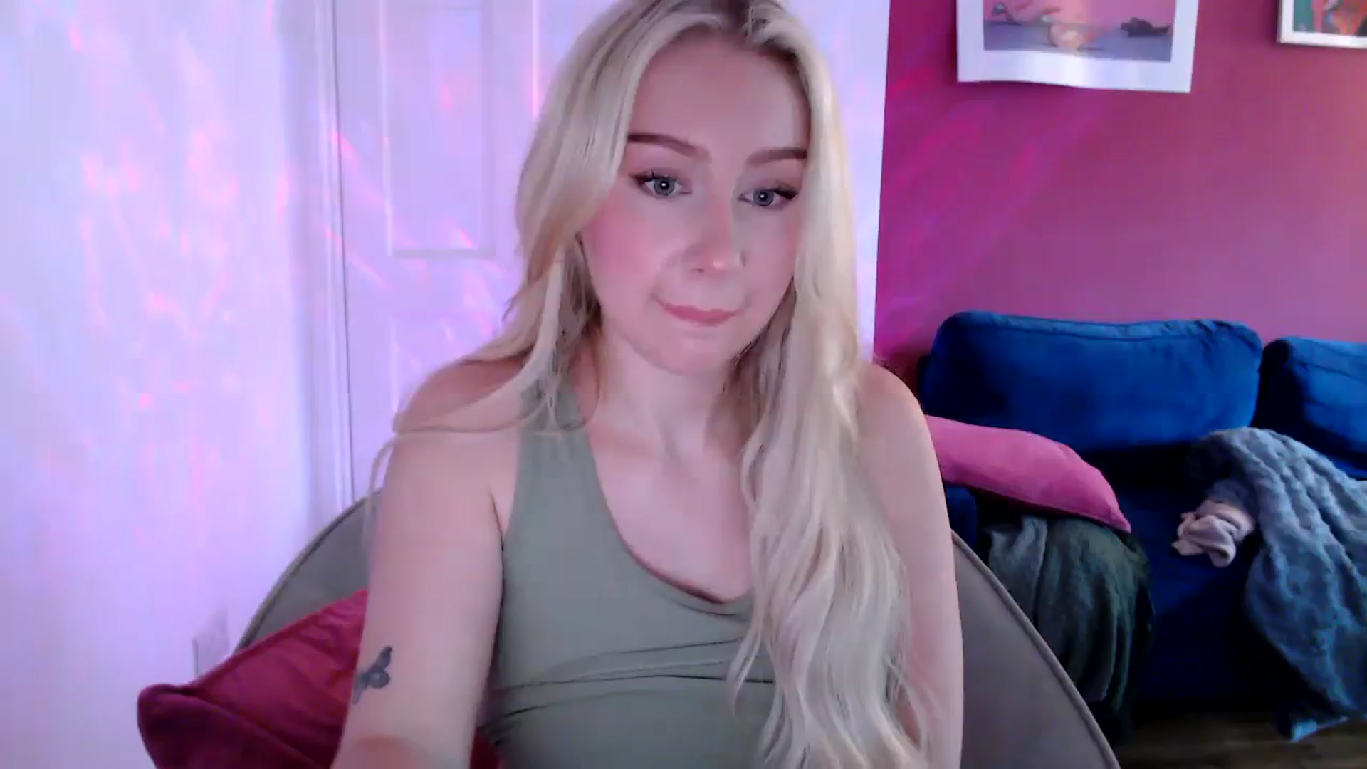 Gallery image thumbnail from PetiteAvax's myfreecams stream on, 08/28/2024, 18:41 image 14 of 20