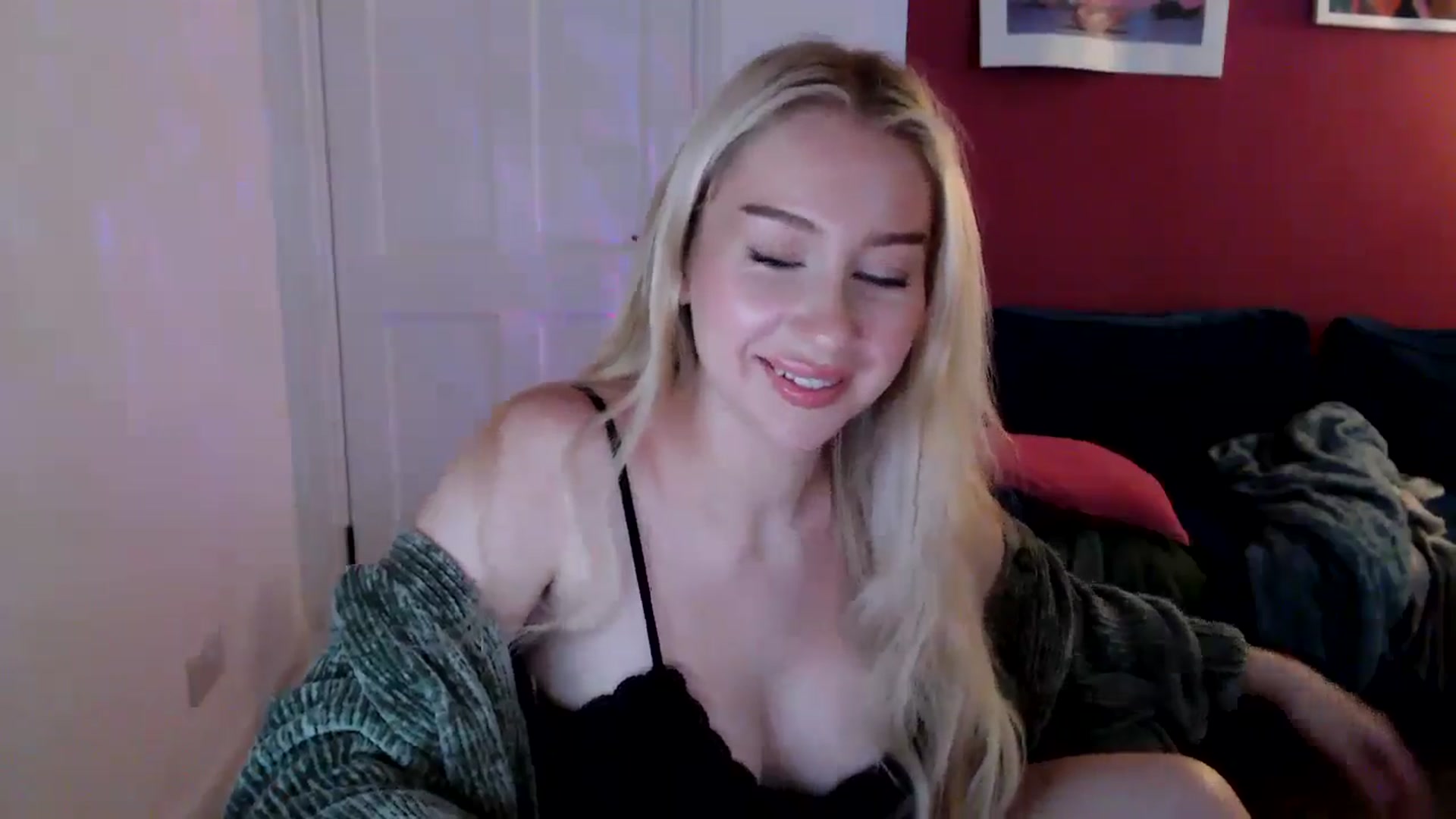 Gallery image thumbnail from PetiteAvax's myfreecams stream on, 08/29/2024, 19:43 image 10 of 20