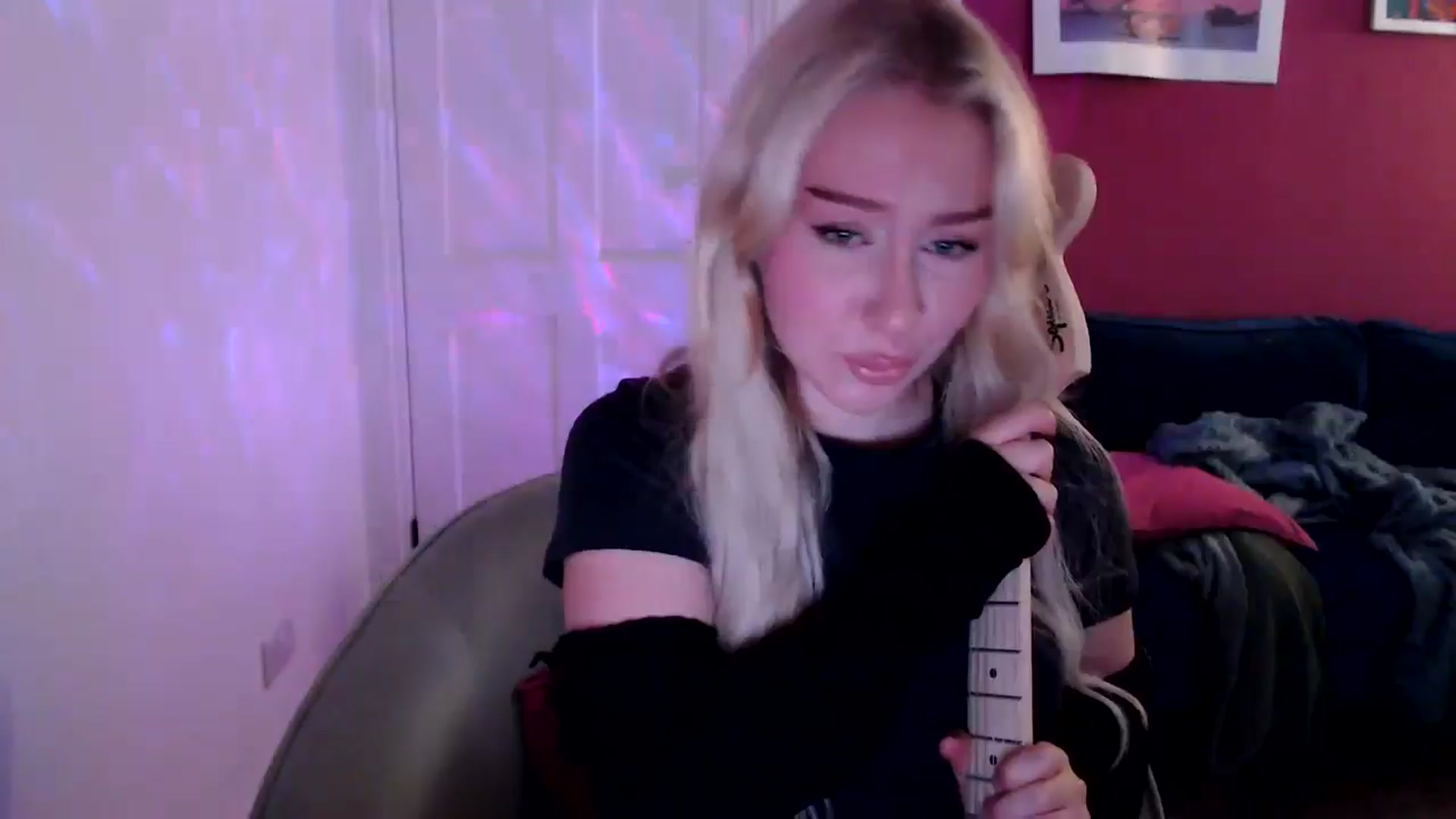 Gallery image thumbnail from PetiteAvax's myfreecams stream on, 09/06/2024, 18:37 image 16 of 20