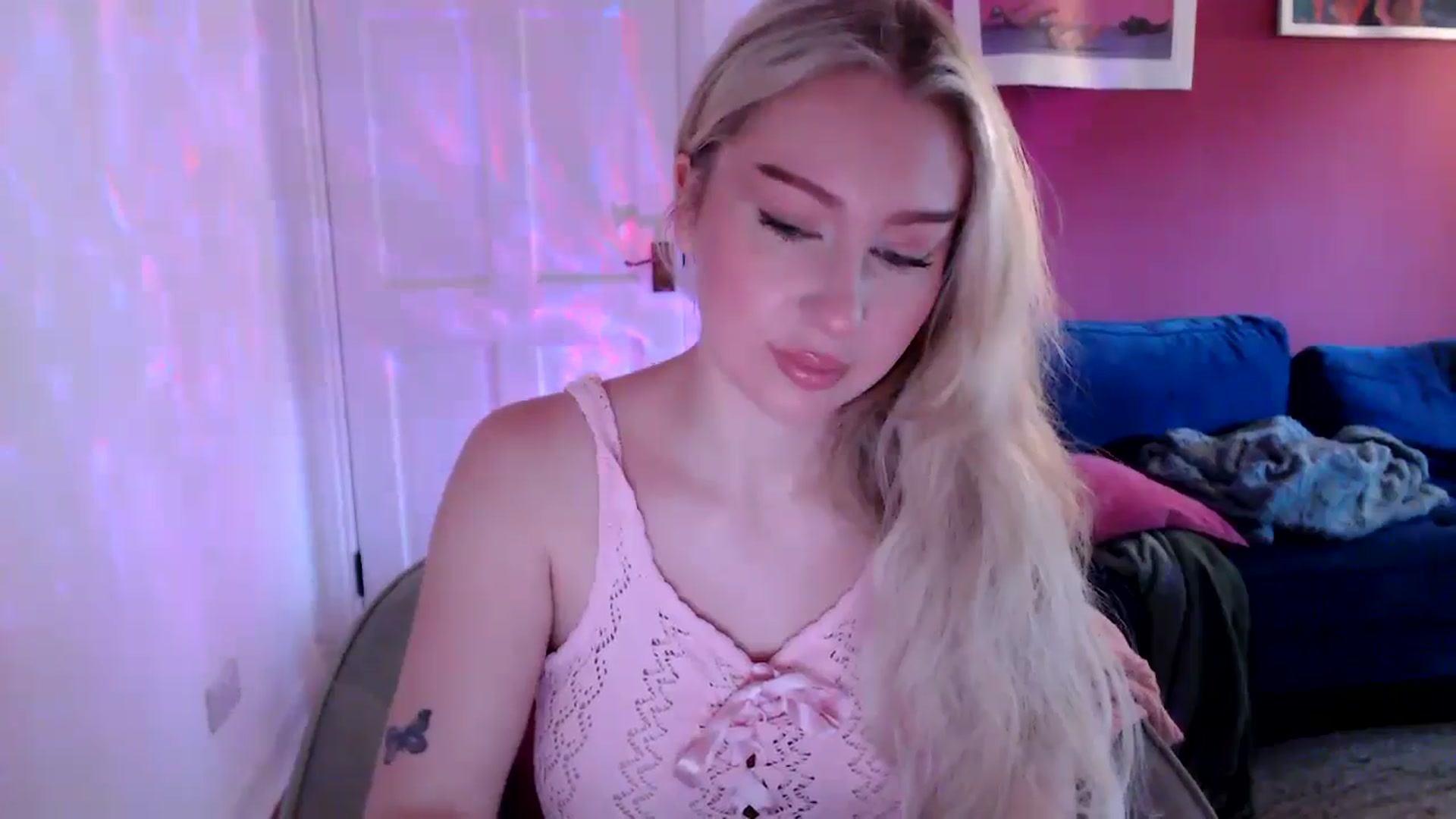 Gallery image thumbnail from PetiteAvax's myfreecams stream on, 09/08/2024, 08:54 image 19 of 20