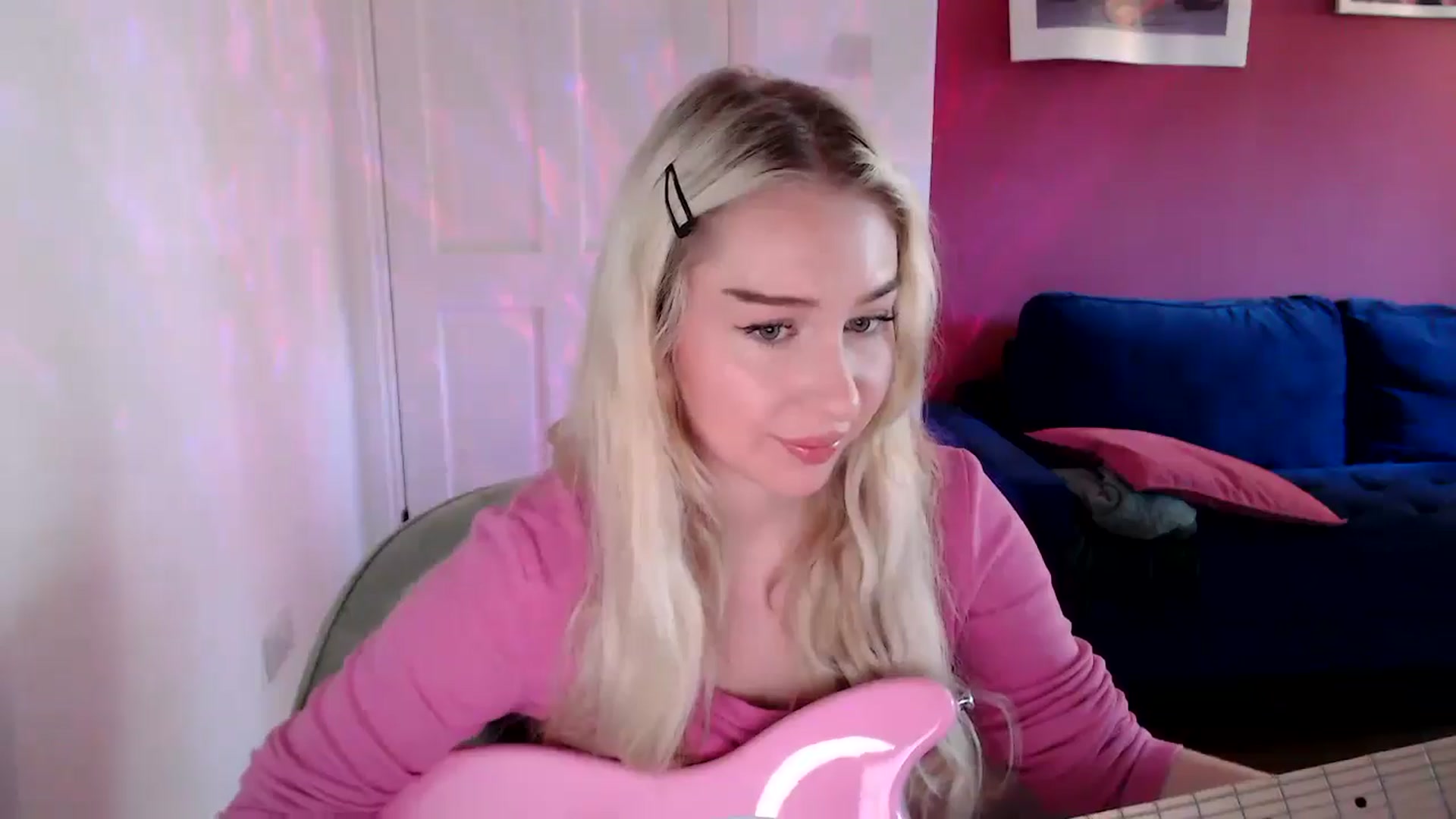 Gallery image thumbnail from PetiteAvax's myfreecams stream on, 09/17/2024, 09:15 image 17 of 20