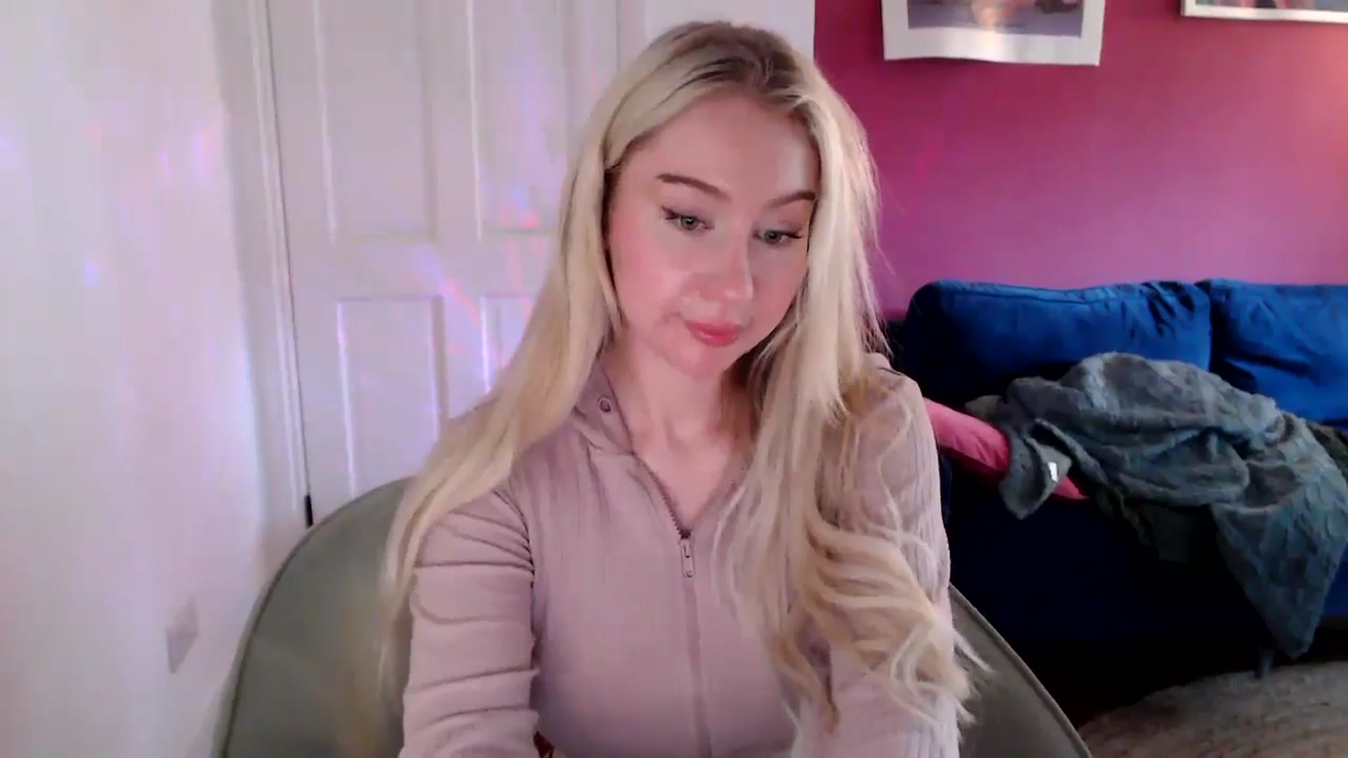 Gallery image thumbnail from PetiteAvax's myfreecams stream on, 09/23/2024, 10:52 image 3 of 20