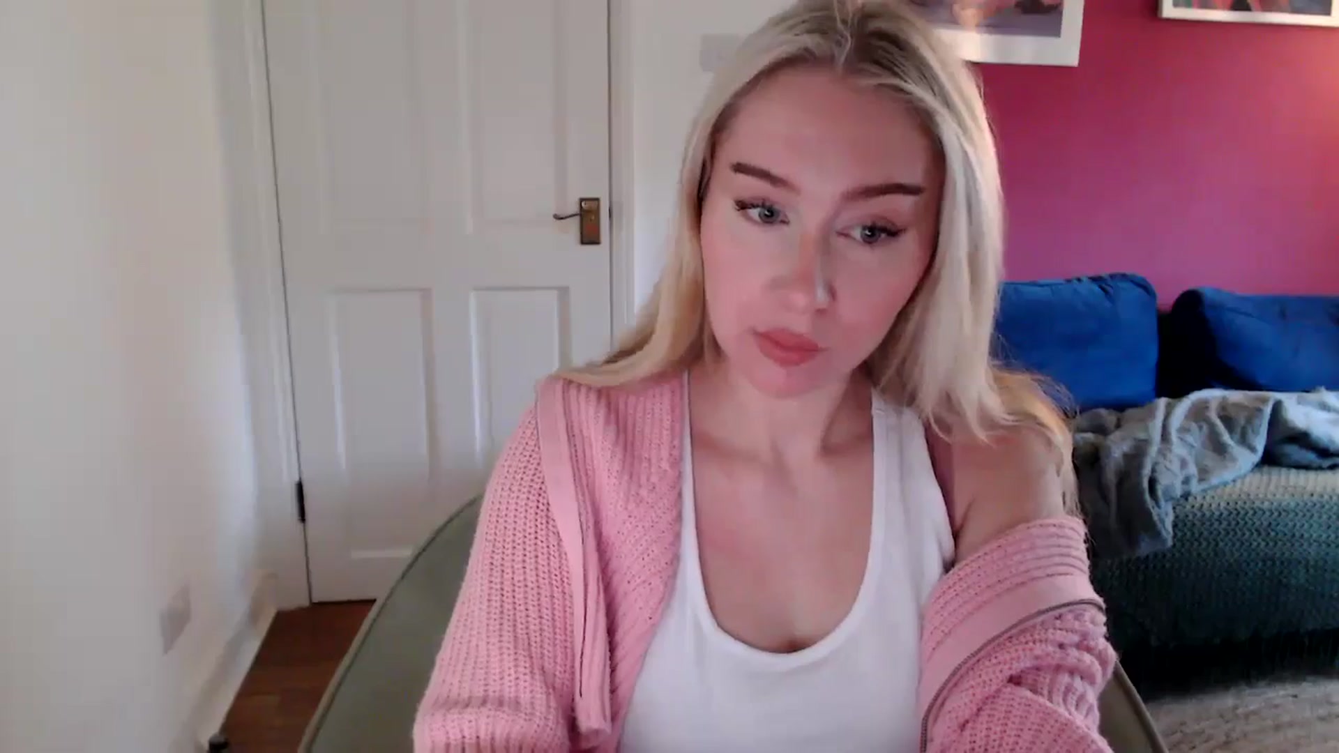 Gallery image thumbnail from PetiteAvax's myfreecams stream on, 09/27/2024, 11:05 image 6 of 20