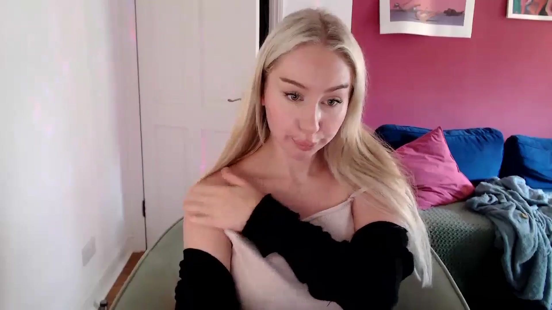 Gallery image thumbnail from PetiteAvax's myfreecams stream on, 09/30/2024, 11:40 image 11 of 20