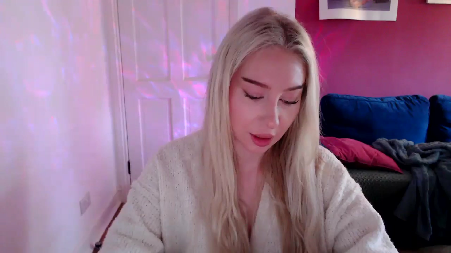 Gallery image thumbnail from PetiteAvax's myfreecams stream on, 10/01/2024, 07:48 image 17 of 20