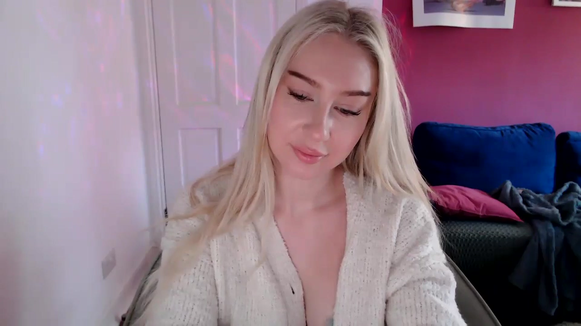 Gallery image thumbnail from PetiteAvax's myfreecams stream on, 10/01/2024, 10:49 image 4 of 20
