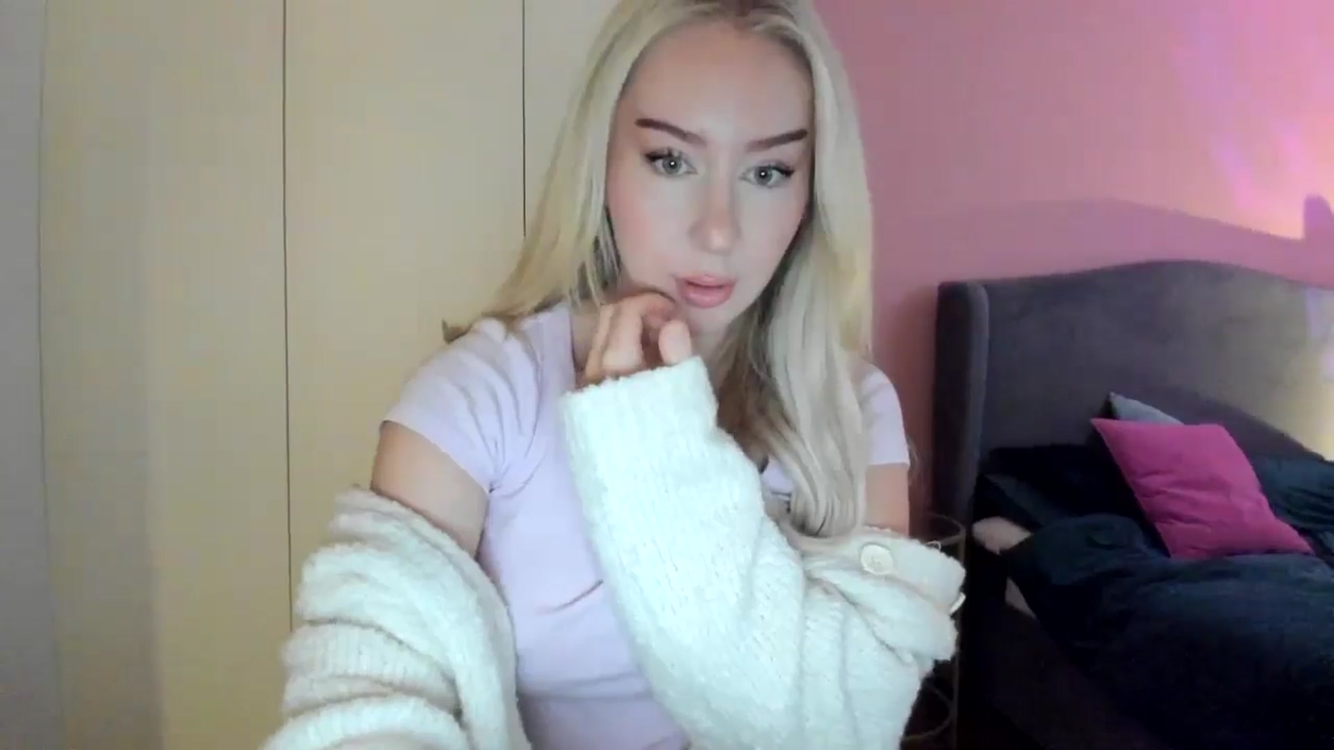 Gallery image thumbnail from PetiteAvax's myfreecams stream on, 10/09/2024, 06:05 image 12 of 20