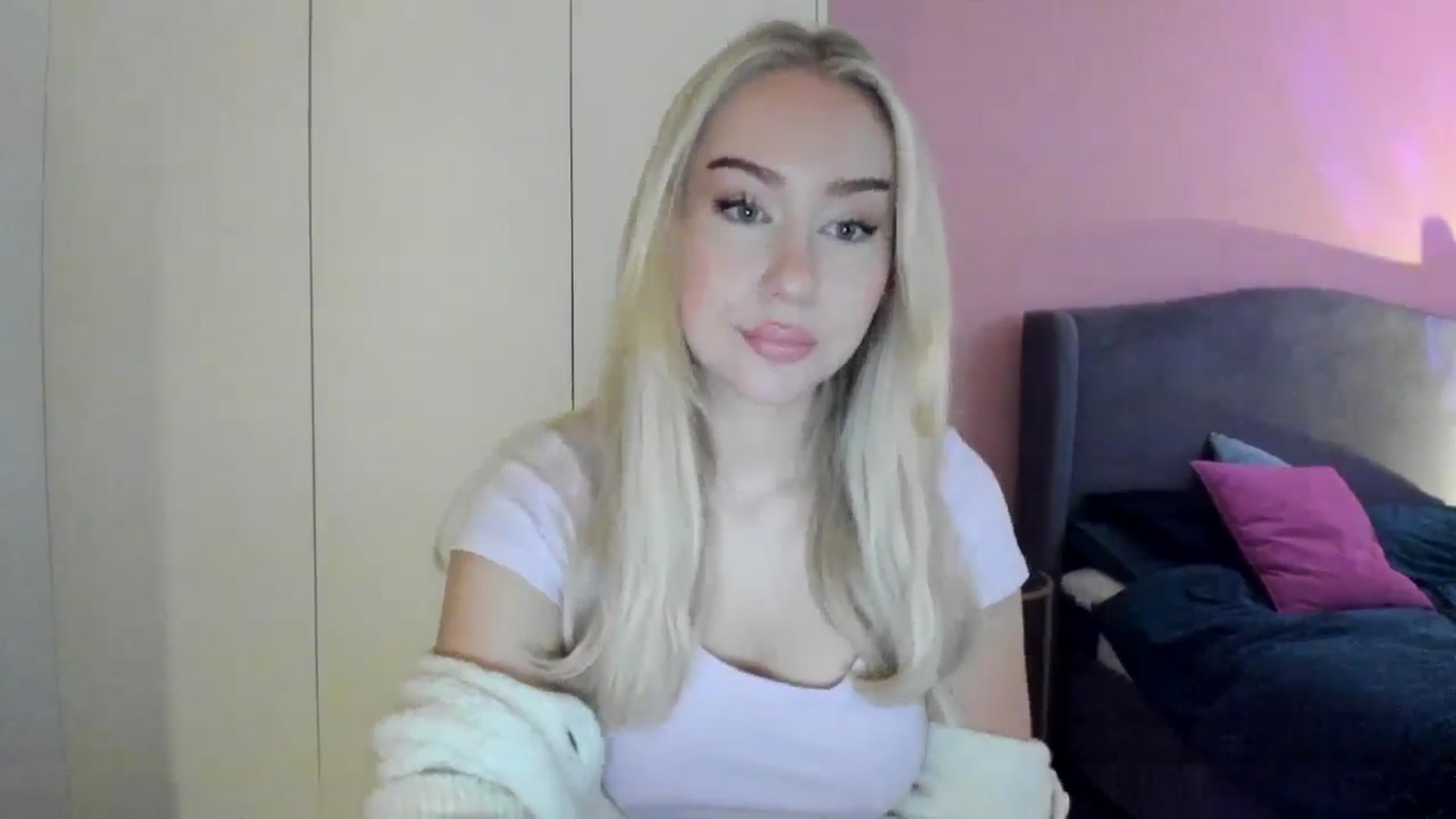 Gallery image thumbnail from PetiteAvax's myfreecams stream on, 10/09/2024, 06:05 image 11 of 20