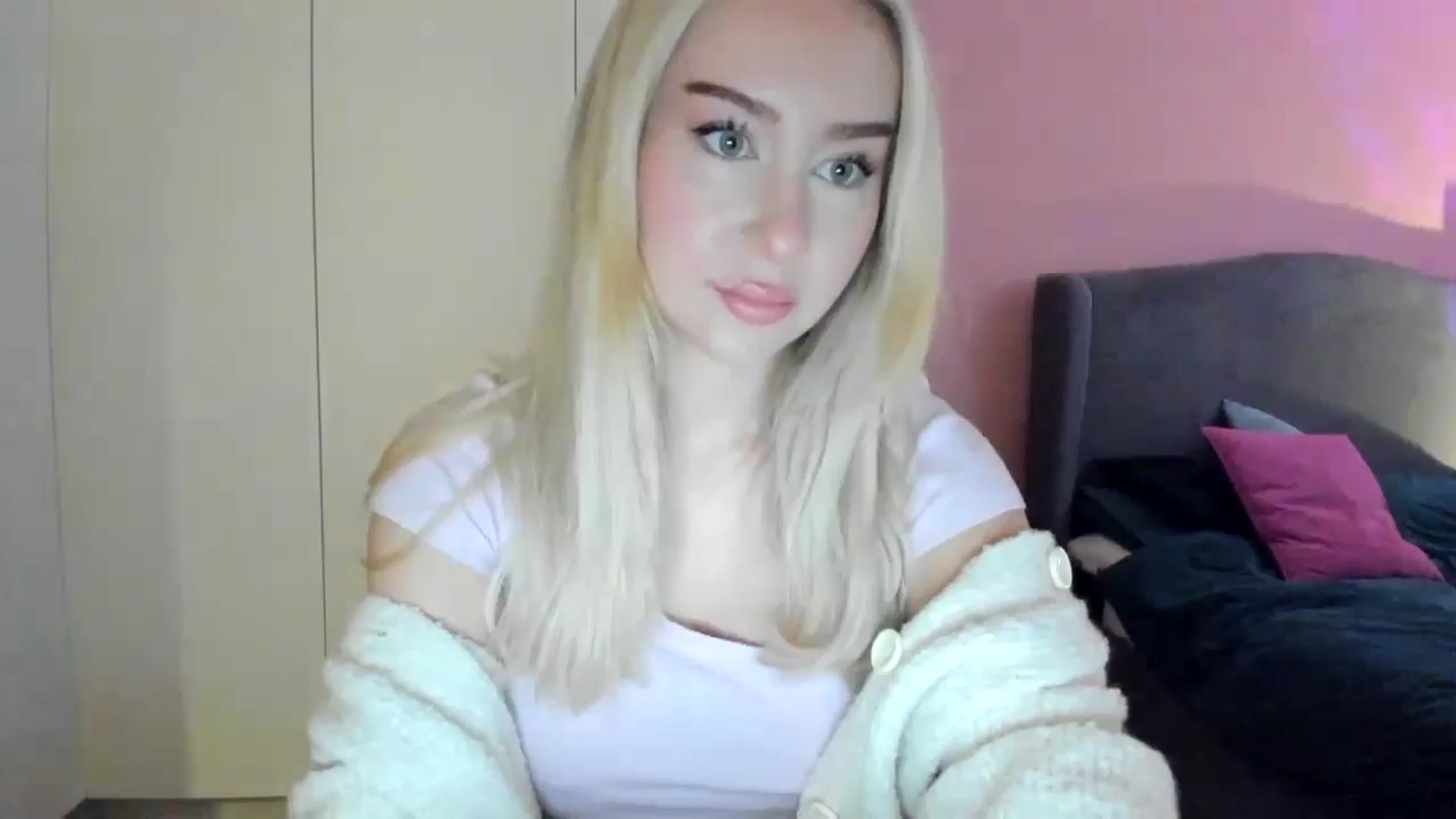 Gallery image thumbnail from PetiteAvax's myfreecams stream on, 10/09/2024, 06:05 image 4 of 20