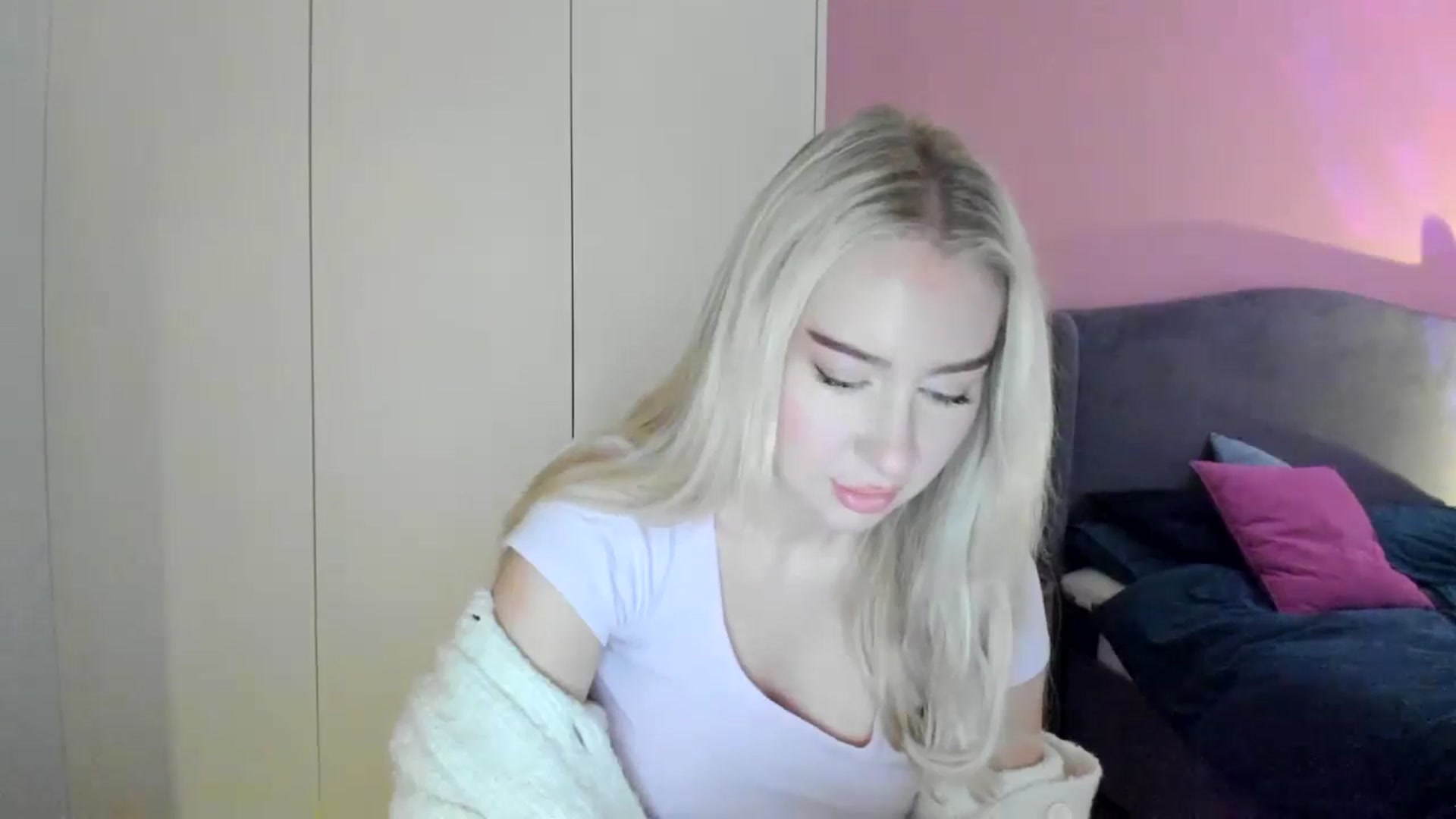 Gallery image thumbnail from PetiteAvax's myfreecams stream on, 10/09/2024, 06:05 image 16 of 20
