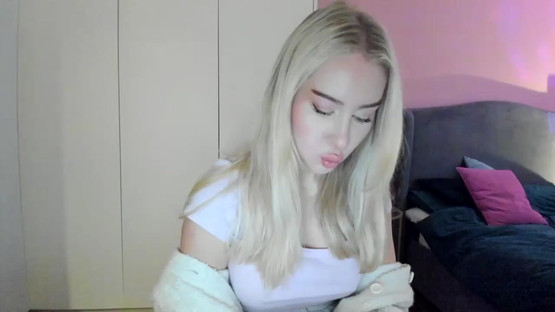 Gallery image thumbnail from PetiteAvax's myfreecams stream on, 10/09/2024, 06:05 image 3 of 20