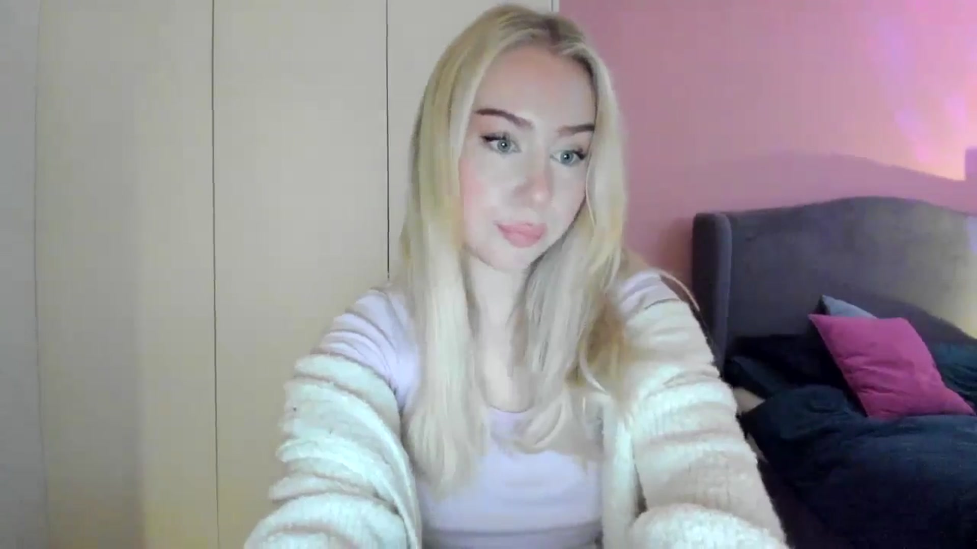 Gallery image thumbnail from PetiteAvax's myfreecams stream on, 10/09/2024, 08:47 image 2 of 20