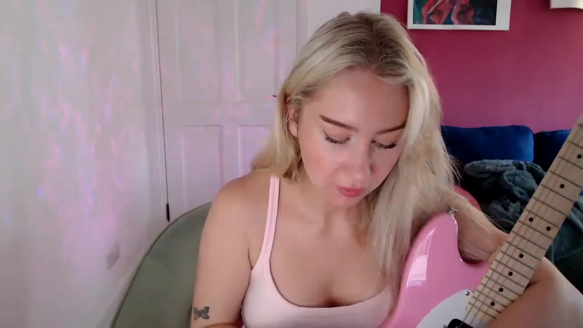 Gallery image thumbnail from PetiteAvax's myfreecams stream on, 10/13/2024, 11:02 image 8 of 20