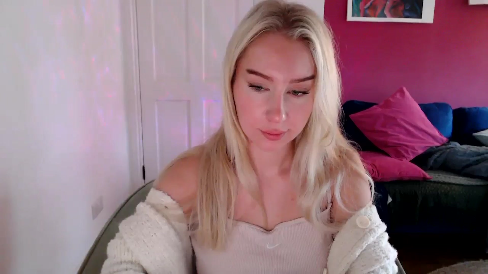 Gallery image thumbnail from PetiteAvax's myfreecams stream on, 10/17/2024, 09:45 image 14 of 20