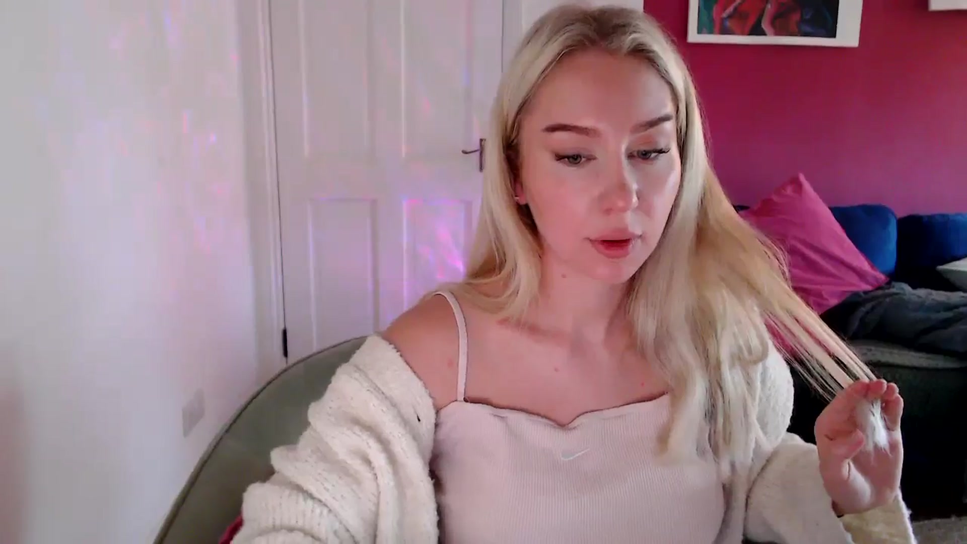 Gallery image thumbnail from PetiteAvax's myfreecams stream on, 10/17/2024, 09:45 image 15 of 20