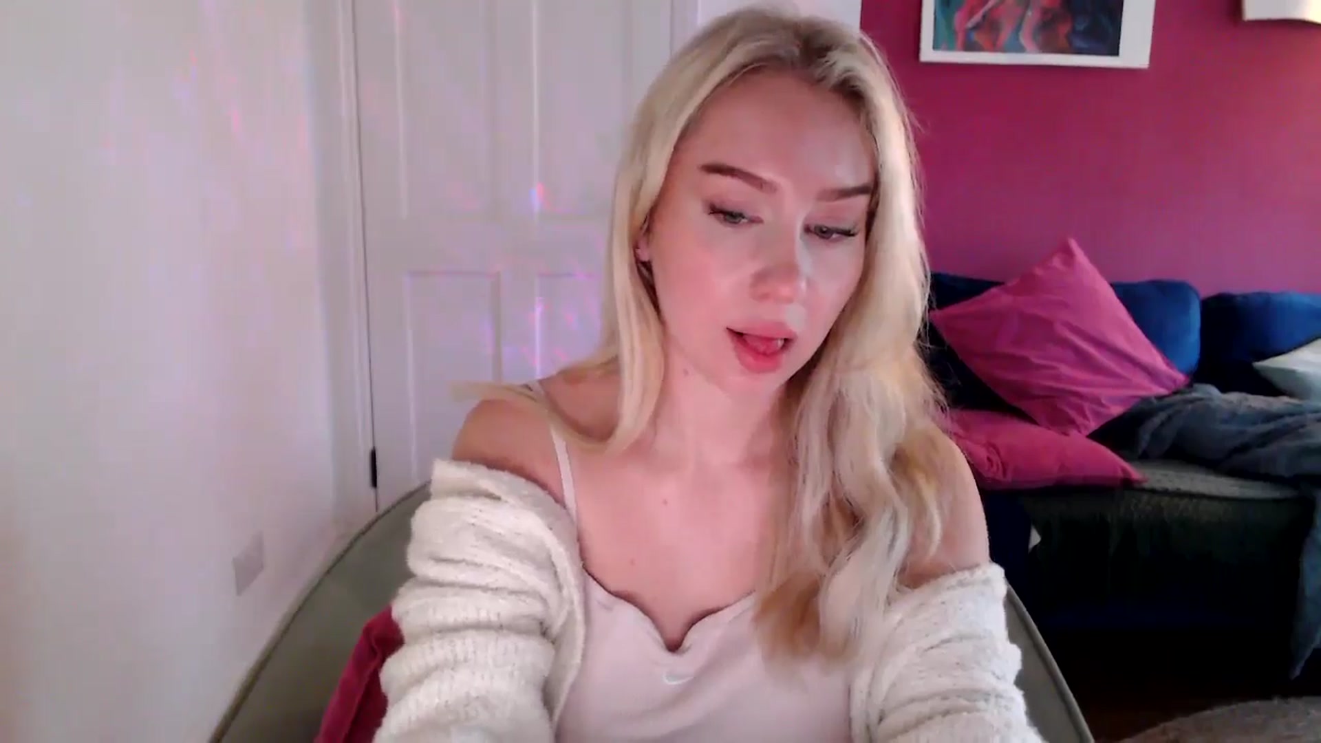 Gallery image thumbnail from PetiteAvax's myfreecams stream on, 10/17/2024, 09:45 image 6 of 20